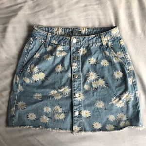 $4/25🍄Denim button up skirt with daisies